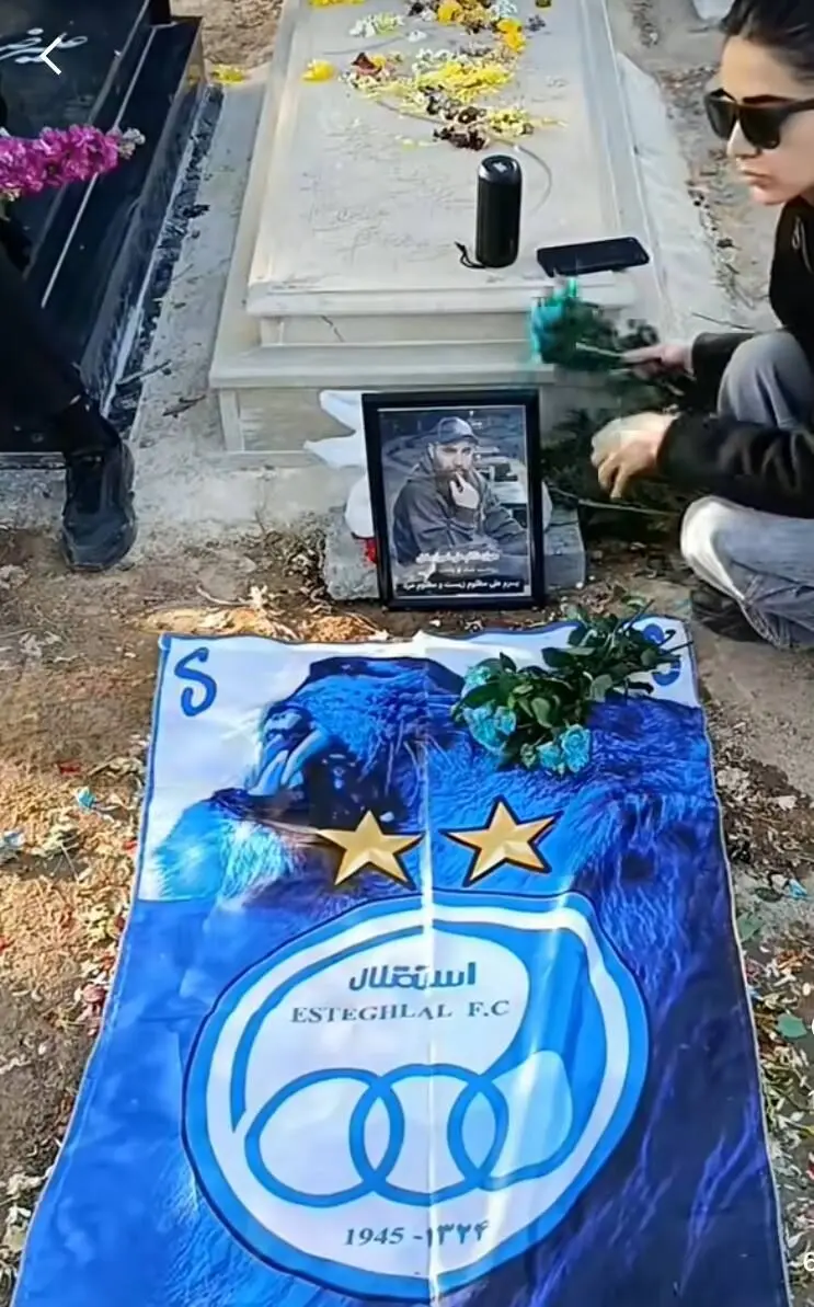 مراسم چهلم هوادار دوآتشه استقلال با پرچم و گلهای آبی