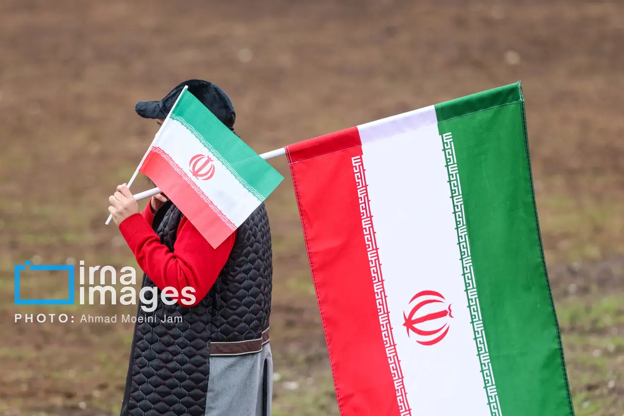 زن و پرچم ایران زنان با پوشش متفاوت در راهپیمایی 22 بهمن زنان و جمهوری اسلامی