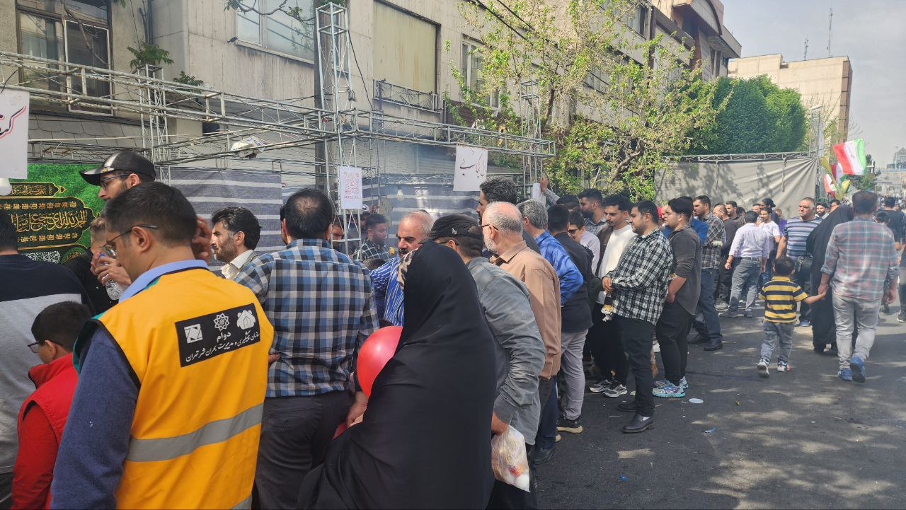 بال کبابی و کتف کبابی صلواتی در حاشیه نماز عید فطر در مصلی تهران