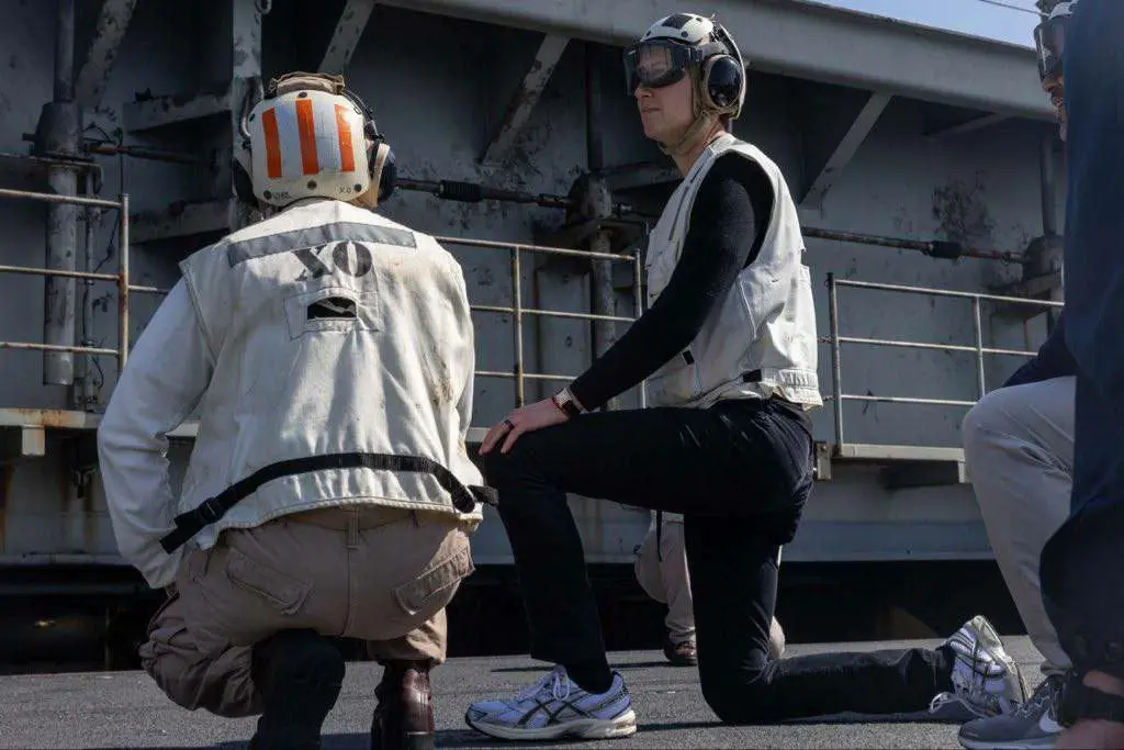 بازدید دیتکاف از ناو آبراهام لینکلن