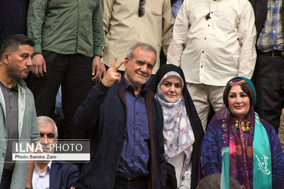 پزشکیان و آذری جهرمی در اجتماع مردم شیراز