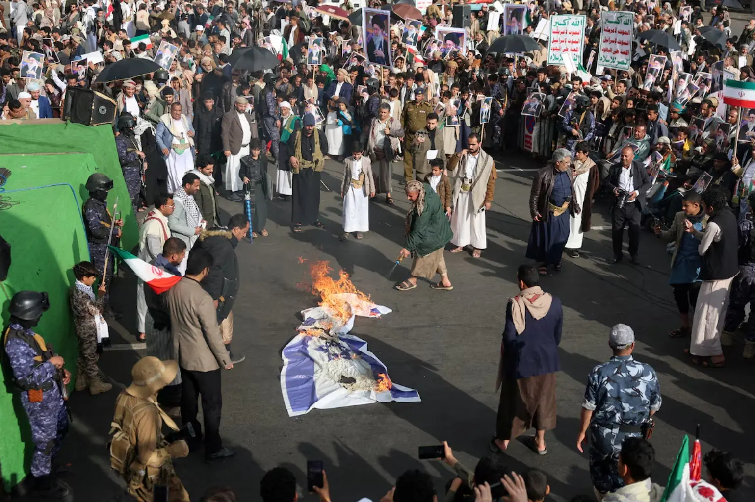 آتش زدن پرچم اسراییل توسط مردم یمن پس از ترور رهبر ایران