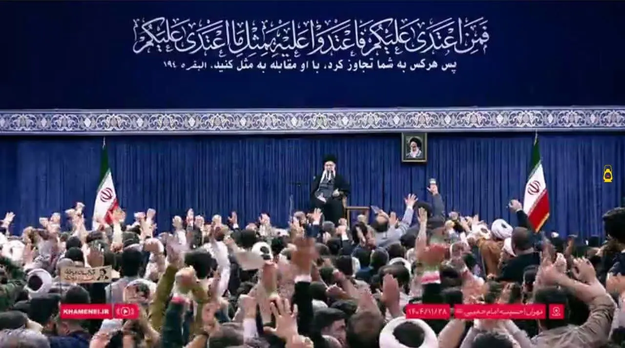 در محل دیدار امروز رهبر انقلاب آیه ای از سوره بقره نصب شده است.