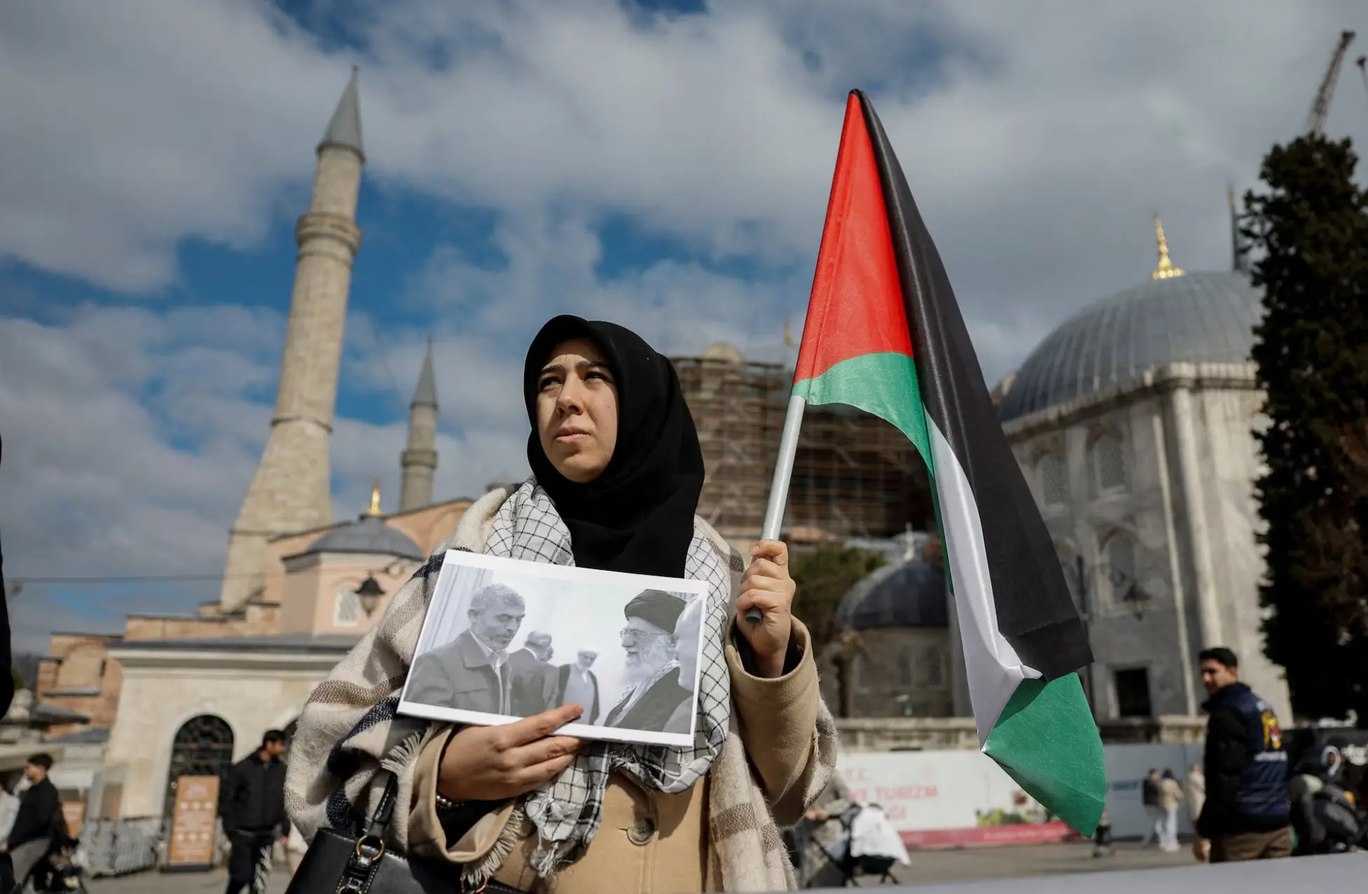 یک زن فلسطینی به ترور و شهادت رهبر ایران