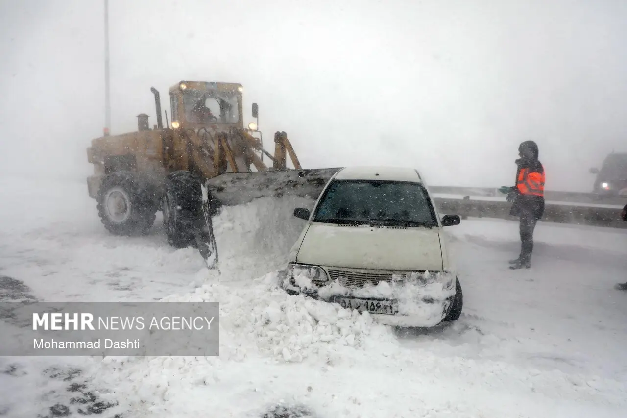 مسدودشدن جاده بخاطر بارش برف و کولاک راهدار