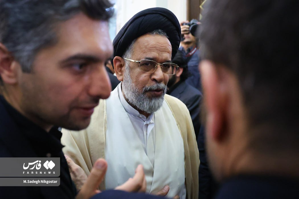 چهره‌های سیاسی، فرهنگی و ورزشی زیادی در مراسم ترحیم پدر علی انصاری حضور پیدا کردند.