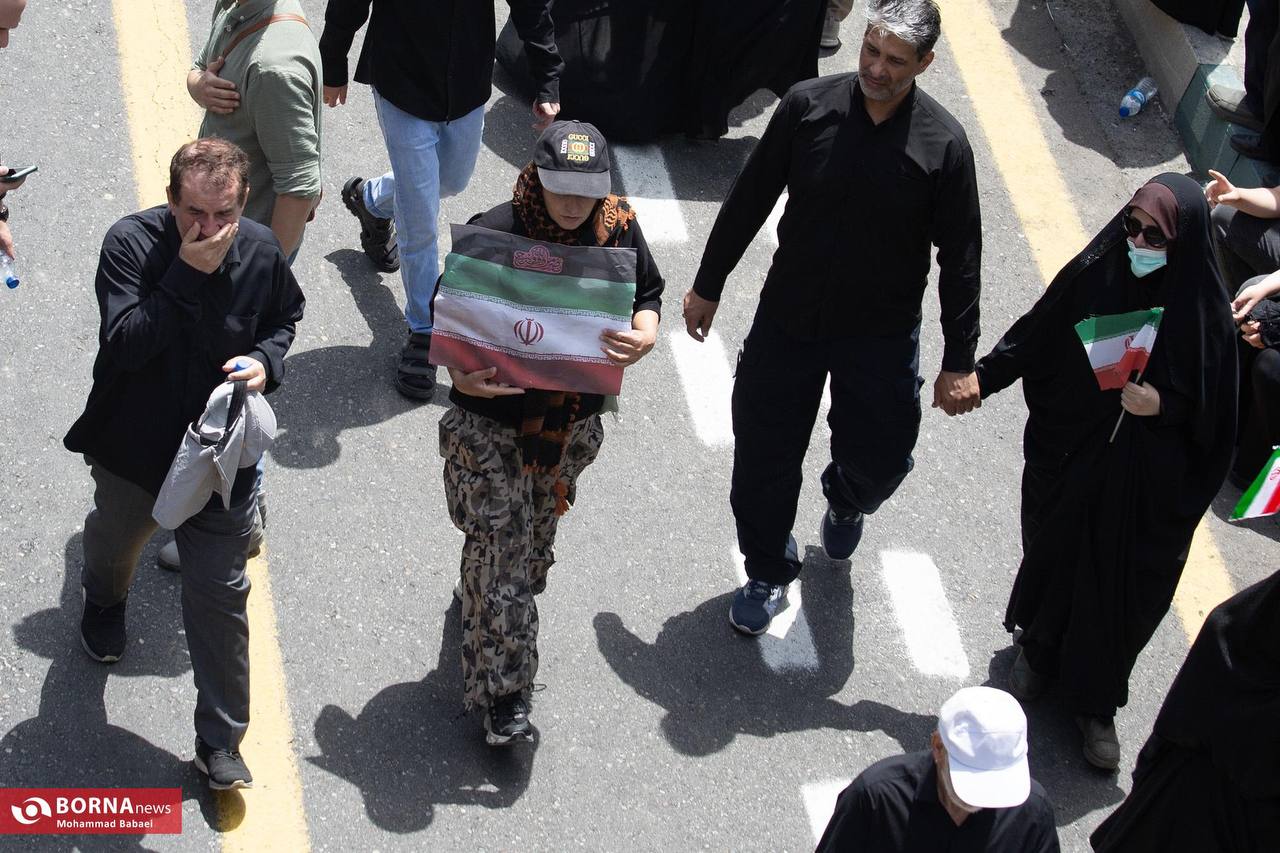 زنان با پوشش متفاوت در مراسم تشییع شهدای حمله اسراییل