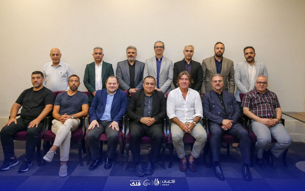 عکس دسته جمعی مدیران باشگاه استقلال تهران با ریکاردو ساپینتو سرمربی پرتغالی آبی‌پوشان