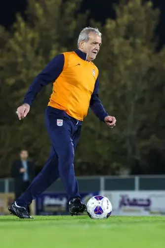 پزشکیان همراه با ملی‌پوشان فوتبال کشورمان پا به توپ شد