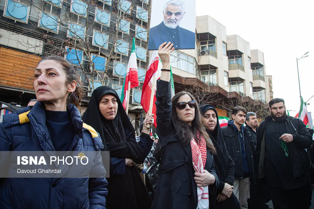 زنان بی حجاب در تجمع حامیان مجتبی خامنه ای در میدان انقلاب