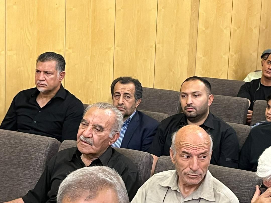 در تصاویر منتشر شده از مراسم ختم داریوش مصطفوی، علی دایی در کنار فرزین دبیری، عضو هیئت مدیره فدراسیون حضور دارد.