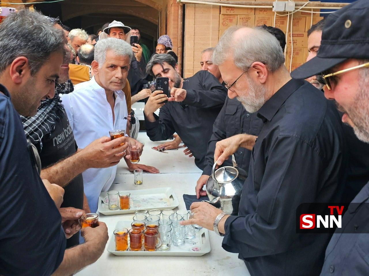 علی لاریجانی در موکب پیاده روی اربعین علی لاریجانی در حال چایی دادن به زائران