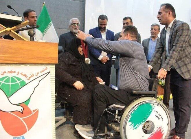 ️نایب قهرمان پارالمپیک، مدال خود را به مادر شهید کماجی اهدا کرد