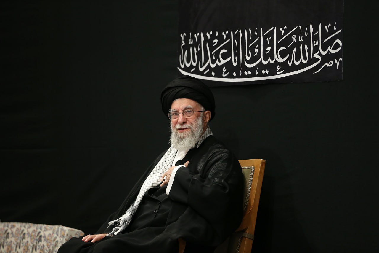 حضور رهبر انقلاب در حسینیه امام خمینی(ره) در مراسم عزاداری شب عاشورای حسینی