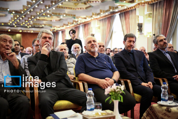 پوشش متفاوت ظریف در مراسم ختم استاد فرشچیان