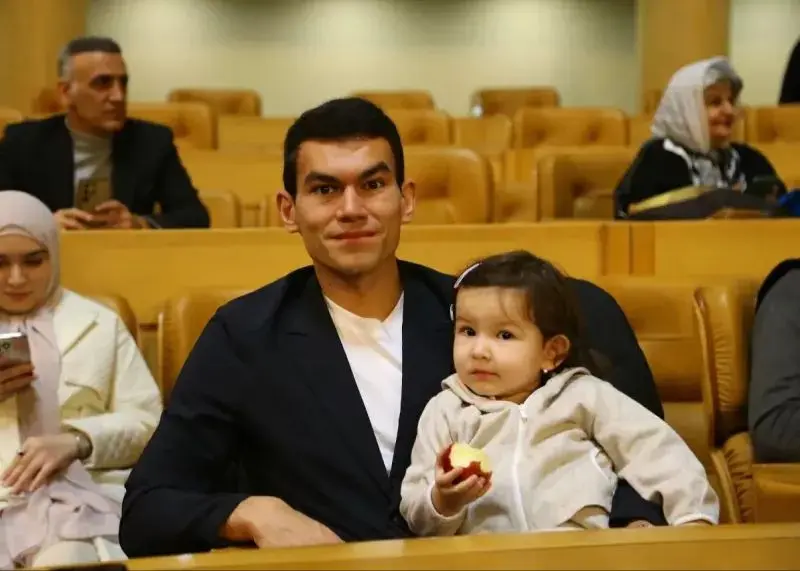 رستم آشورماتوف و دختر خردسالش