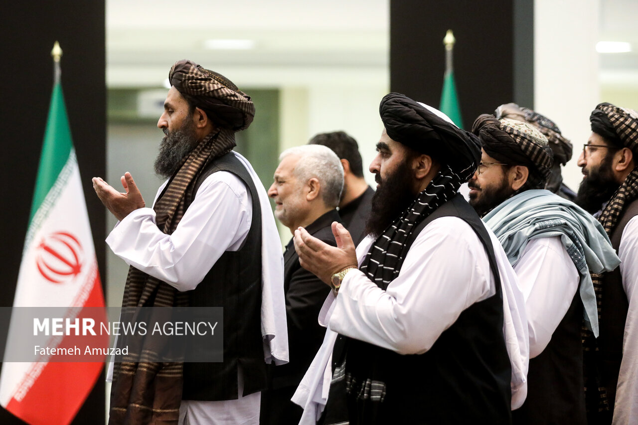 هیات طالبان در حال ادای احترام به شهدای سقوط بالگرد رییسی نمایندگان کشورهای خارجی