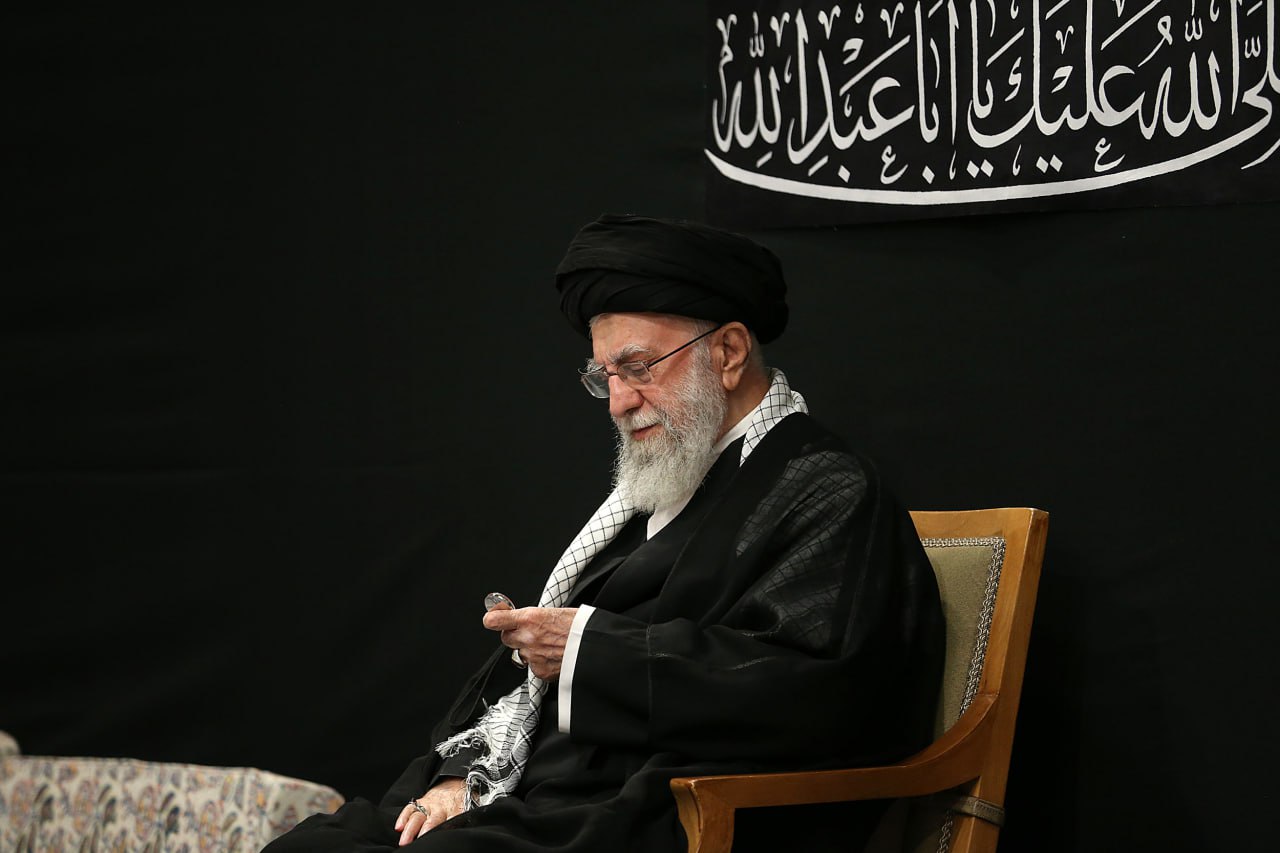 حضور رهبر انقلاب در حسینیه امام خمینی(ره) در مراسم عزاداری شب عاشورای حسینی