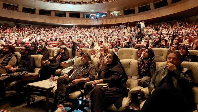 سیروس مقدم و الهام غفوری ـ کارگردان و تهیه کننده سریال پایتخت در حال تماشای قسمت پایانی در کنار مردم