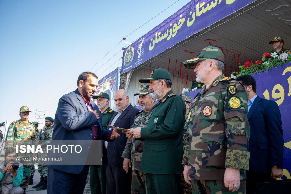 محسن رضایی در لباس نظامی محسن رضایی با لباس سپاه