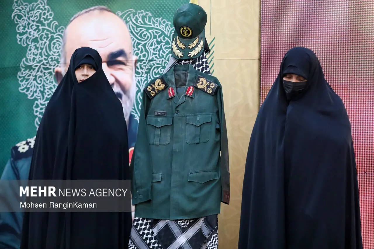 رونمایی از سنگ مزار سردار سلامی با حضور دخترش