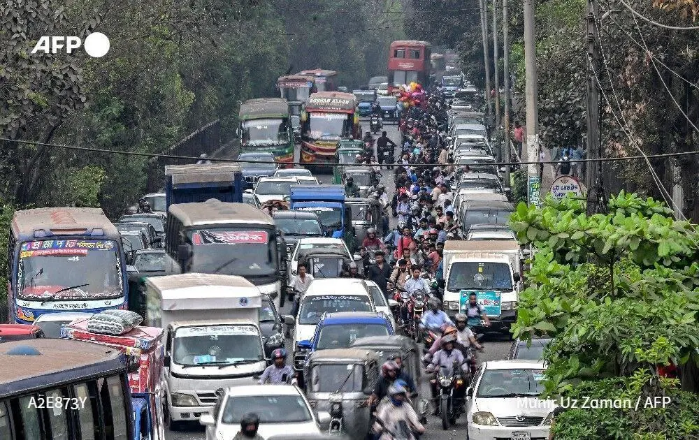 صف‌های کیلومتری بنزین در بنگلادش