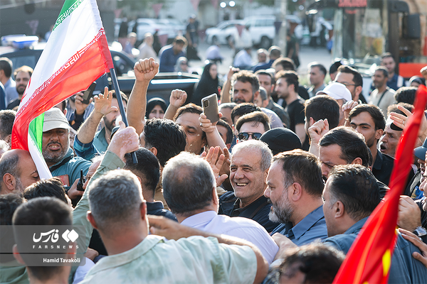 حضور پزشکیان در تجمع مردمی علیه آمریکا در میدان انقلاب