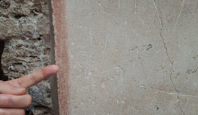 امضای گردشگر روی دیوار باستانی