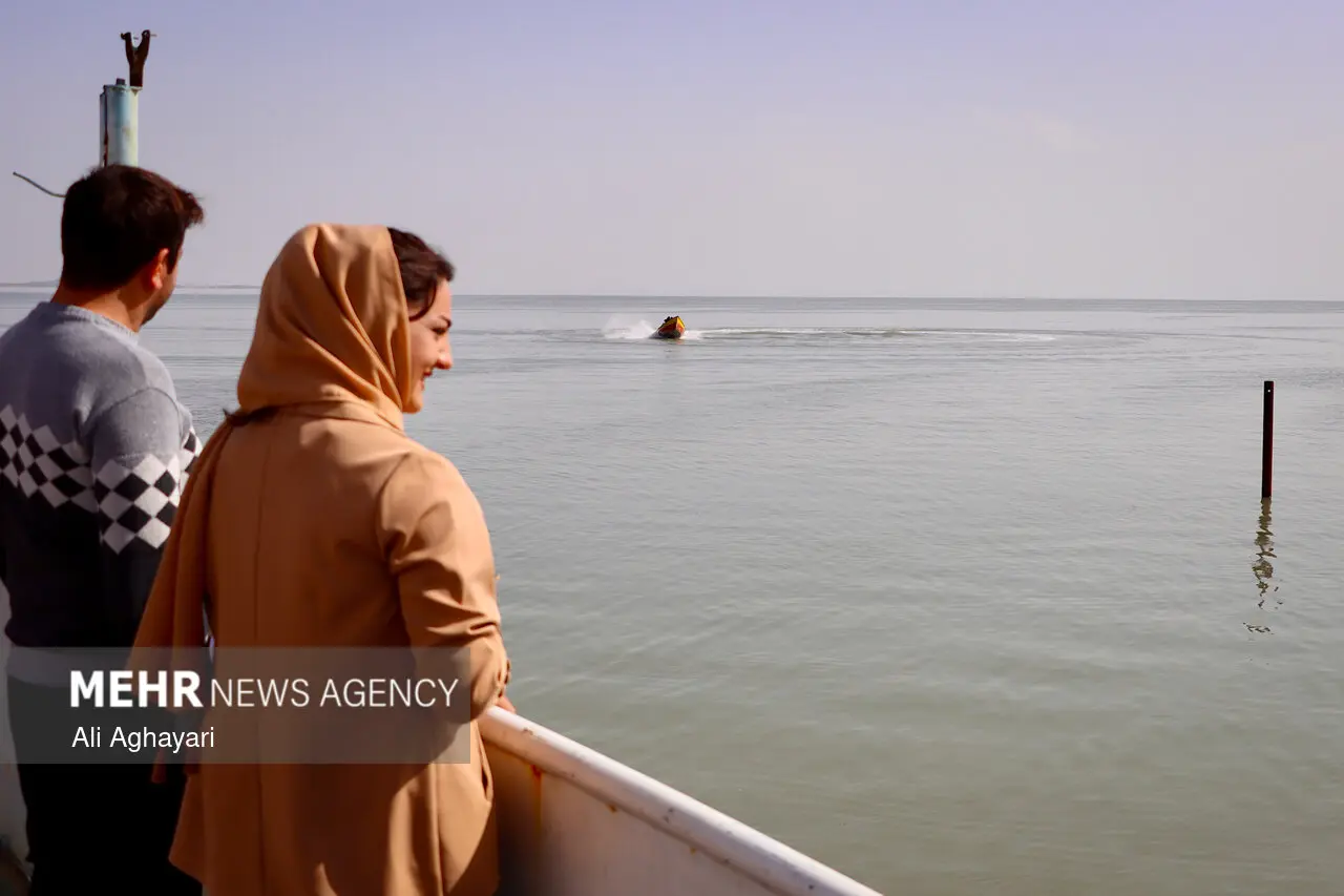 آب دریاچه ارومیه و گردشگران 