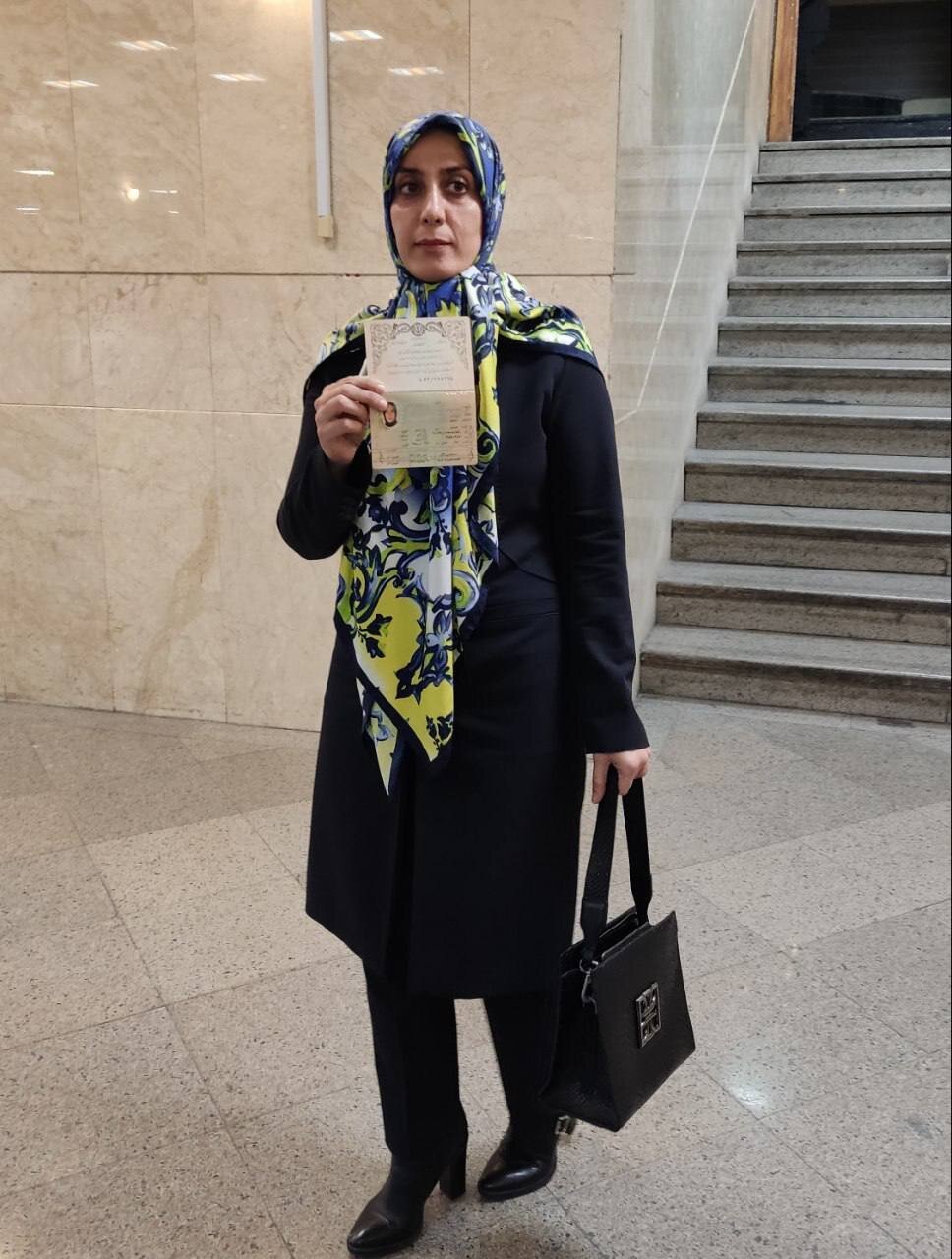 ثبت نام یک زن با مانتو برای انتخابات ریاست جمهوری حمیده زرآبادی نماینده قزوین در مجلس دهم