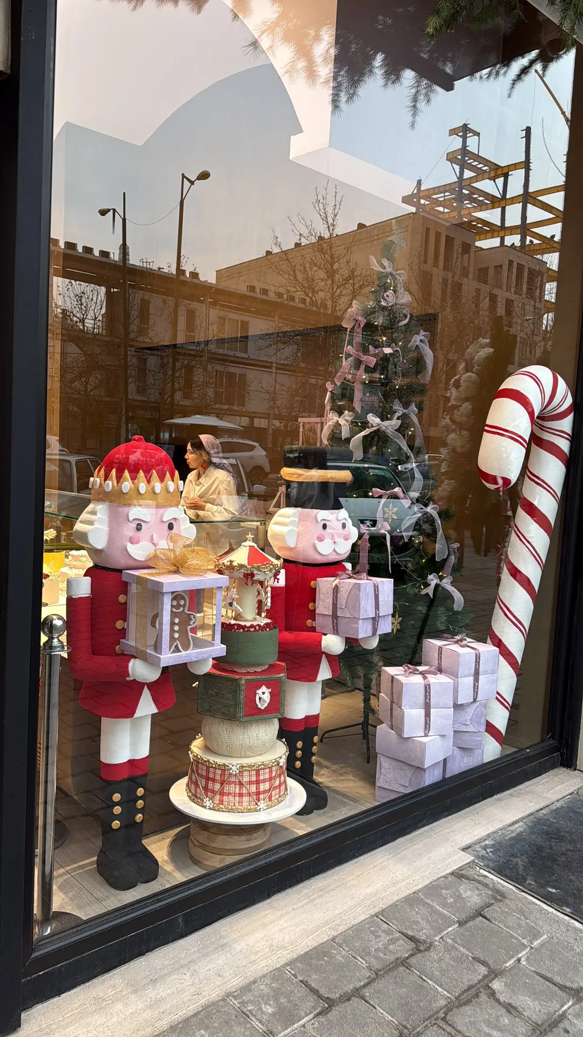 ویترین لاکچری یک نانفروشی در تهران خبرساز شد