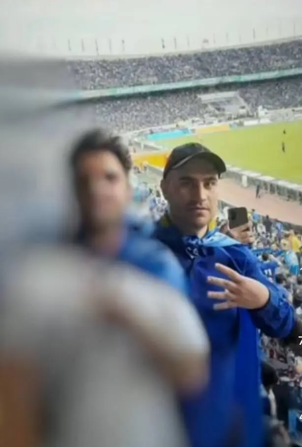 مراسم چهلم هوادار دوآتشه استقلال با پرچم و گلهای آبی