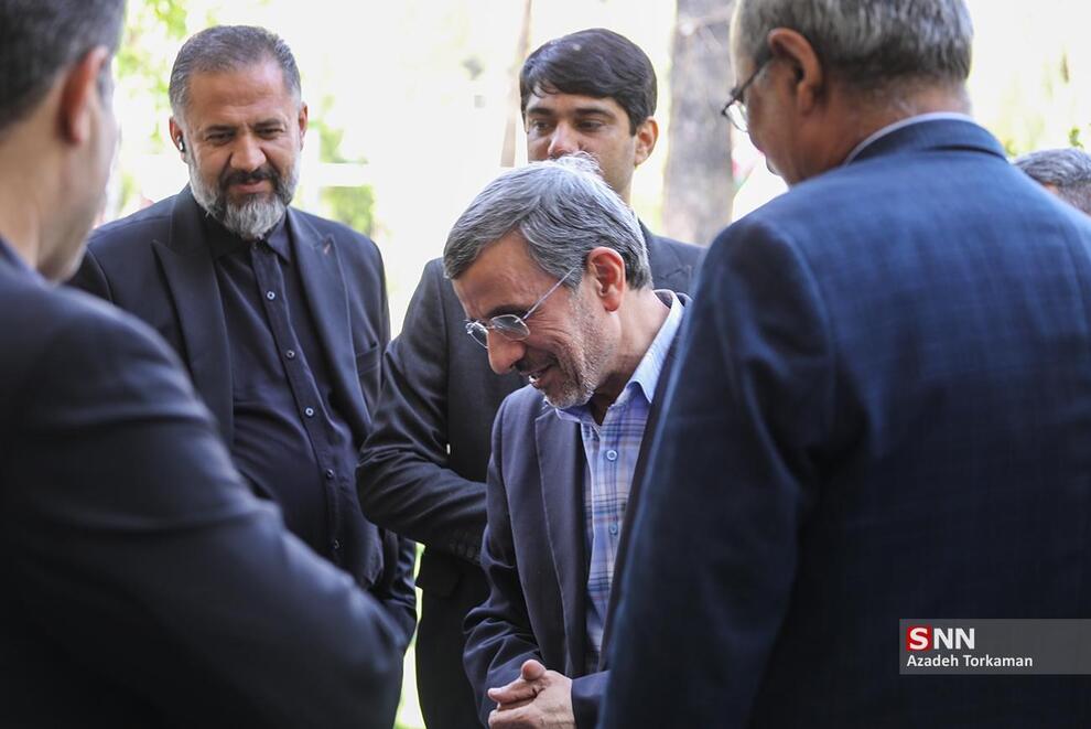 احمدی نژاد در مراسم ختم بهبهانی وزیرش
