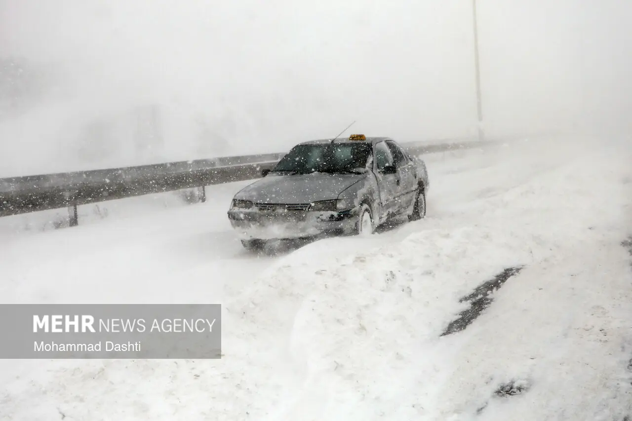 مسدودشدن جاده بخاطر بارش برف و کولاک راهدار