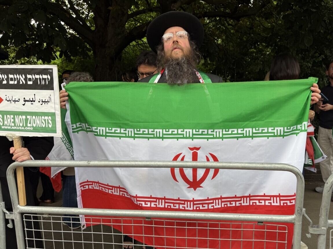 خاخام‌های یهودی با حمل پرچم ایران؛