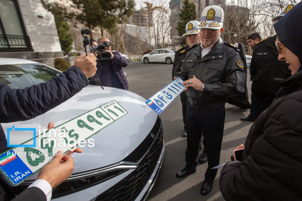 رونمایی از پلاک خودروی هیبریدی و خودروی برقی