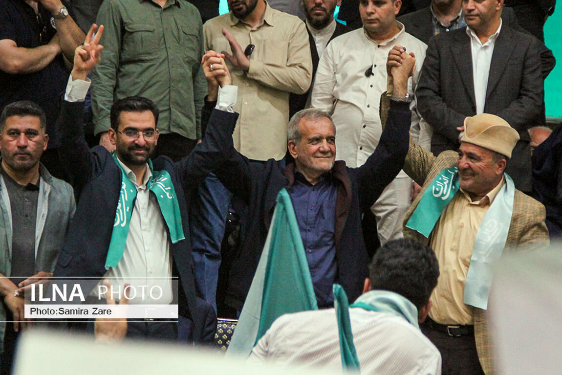 پزشکیان و آذری جهرمی در اجتماع مردم شیراز