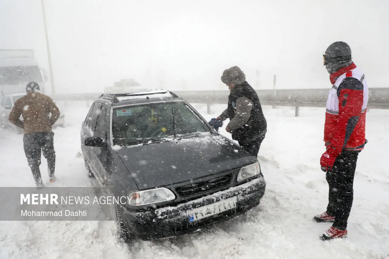 مسدودشدن جاده بخاطر بارش برف و کولاک راهدار