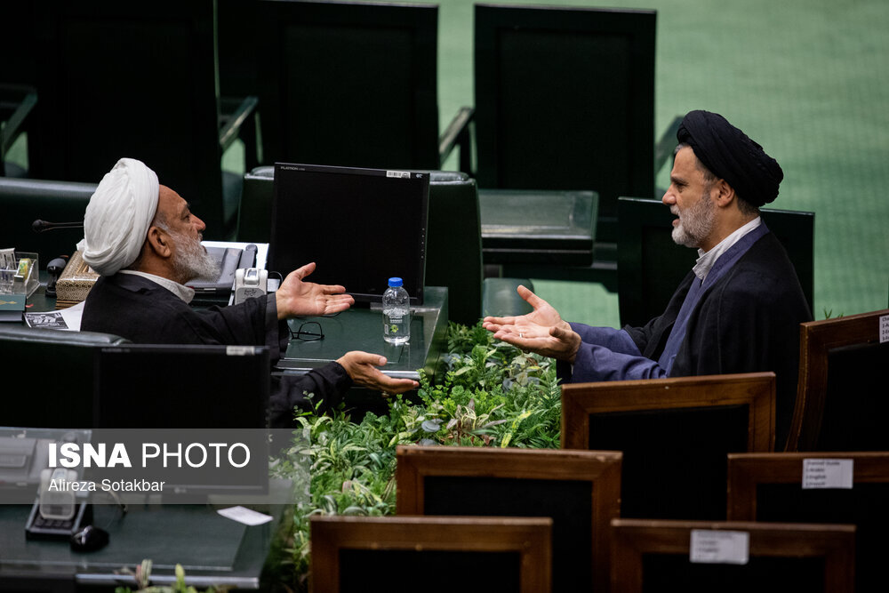 بحث کردن آقاتهرانی و نبویان باهم در صحن علنی مجلس