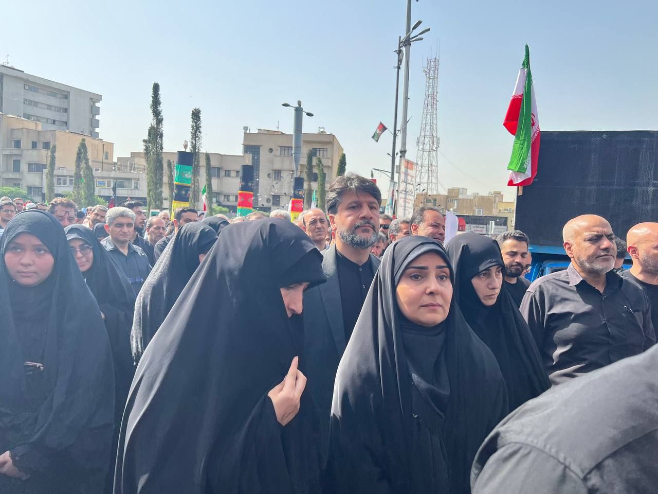 فرزانه صادق در تصاویری از حضور مقامات و مسئولان در مراسم تشییع شهدای حمله اسراییل