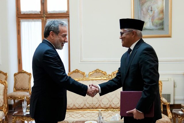 رایزنی سفیران جدید سوئیس و اندونزی در ایران با عراقچی