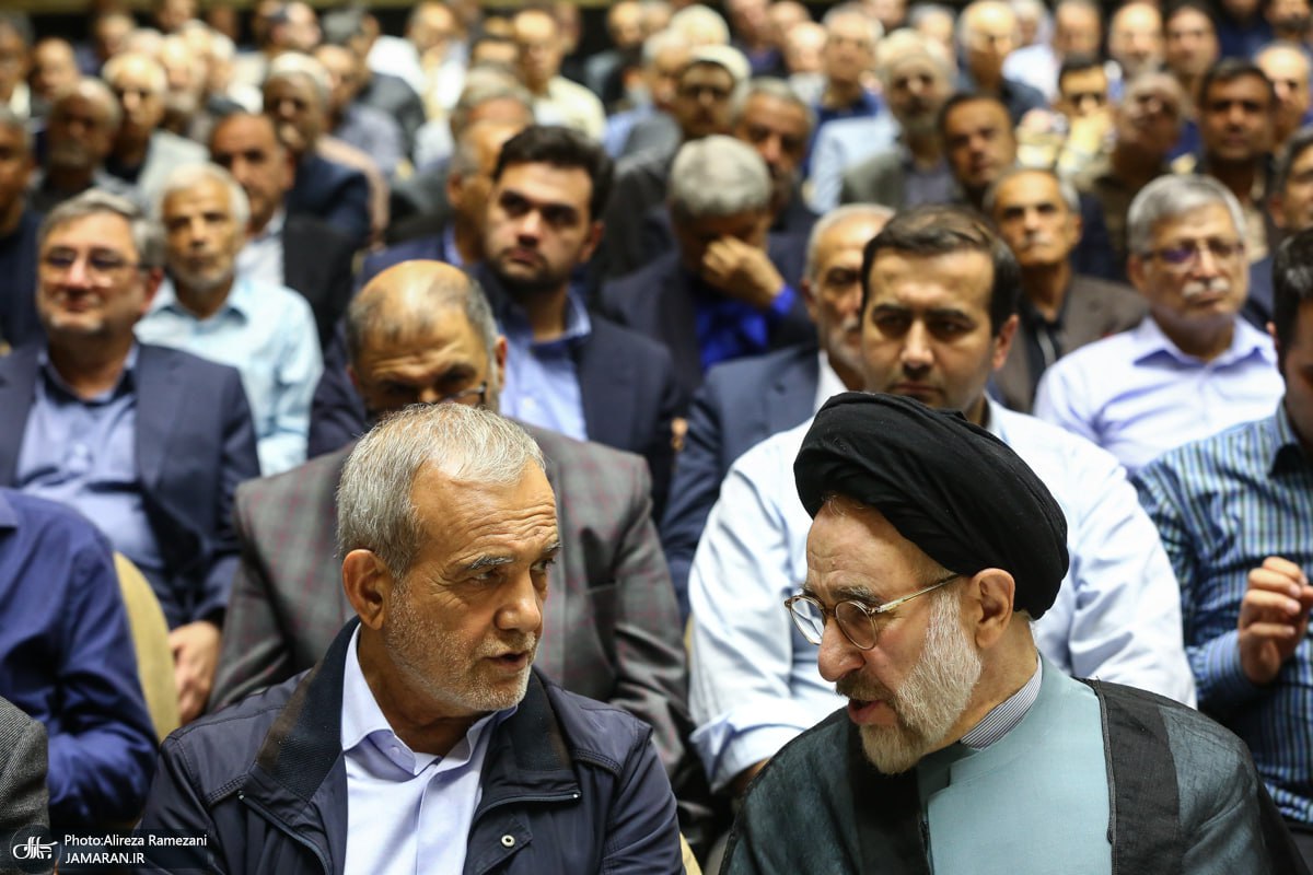 دیدار سید محمد خاتمی و پزشکیان در مراسم ختم میلی منفرد