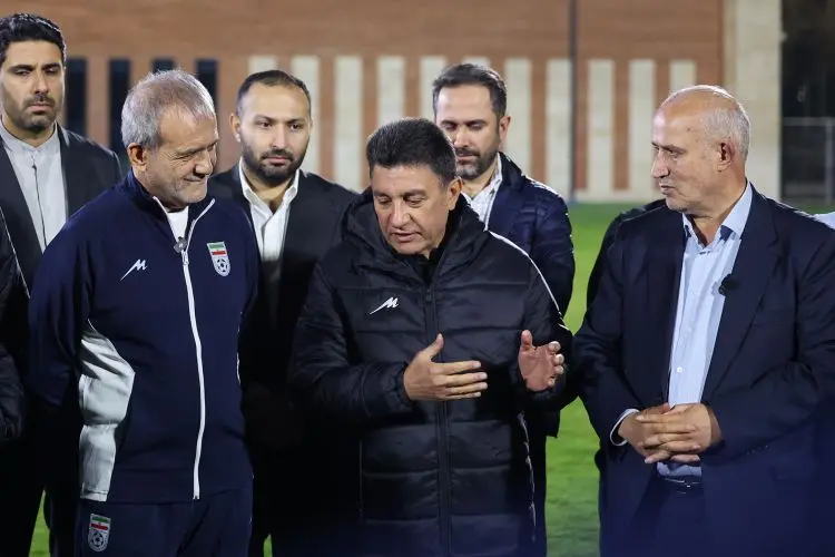 پزشکیان همراه با ملی‌پوشان فوتبال کشورمان پا به توپ شد