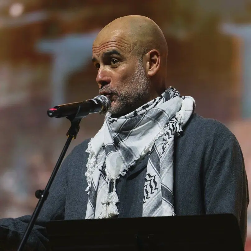 پپ گواردیولا با «چفیه فلسطینی» در مراسمی در بارسلونا