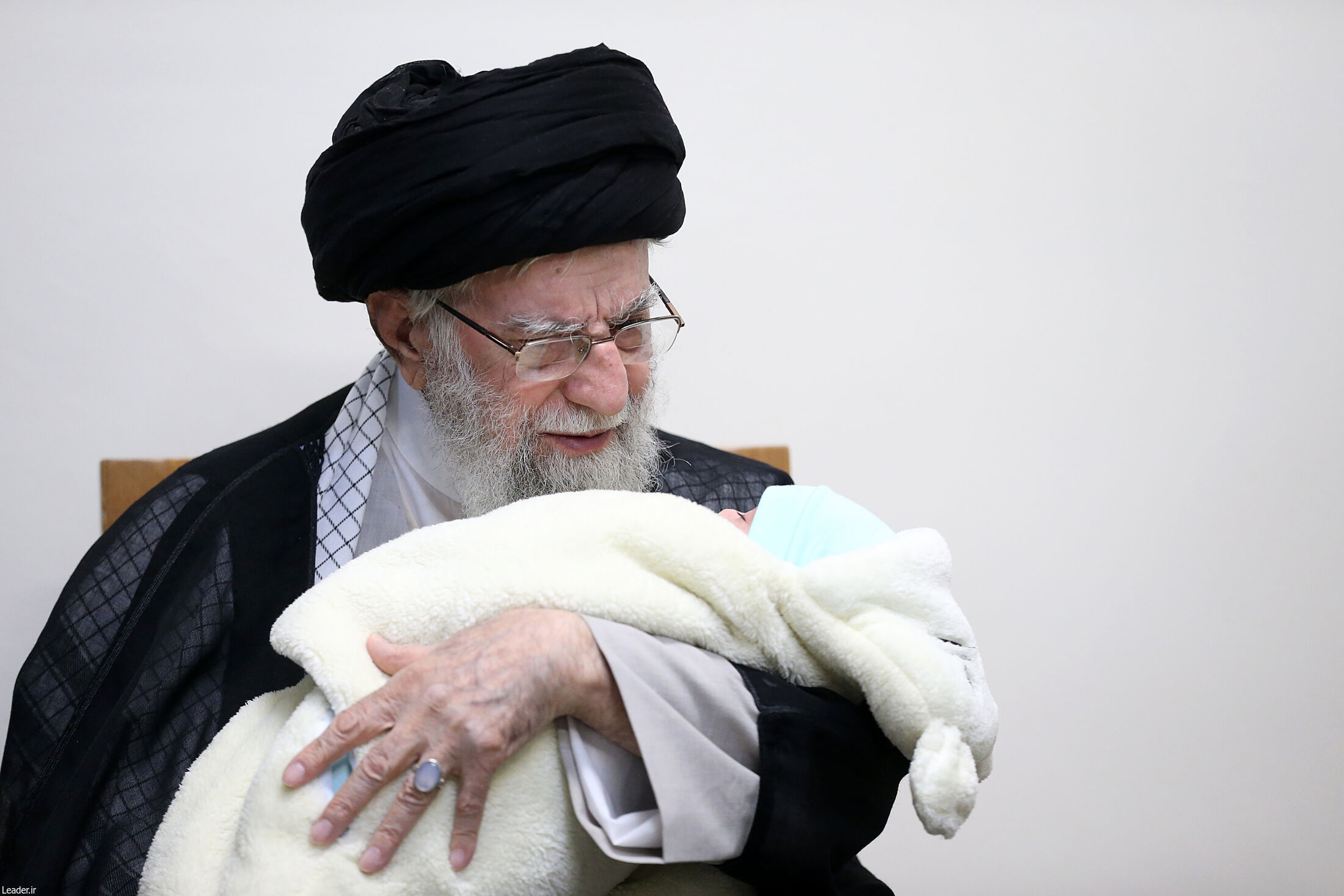 دیدار رهبر انقلاب با خانواده شهدای حمله اسراییل به ایران