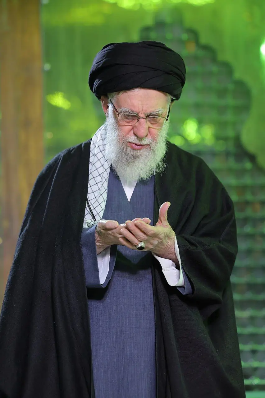 رهبر انقلاب در حرم امام خمینی