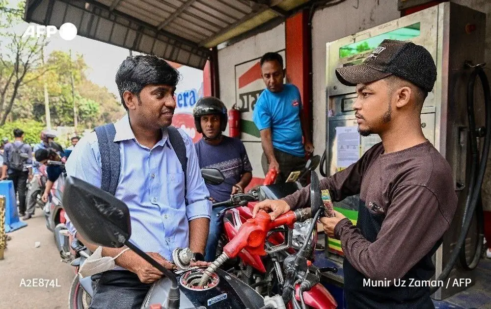 صف‌های کیلومتری بنزین در بنگلادش