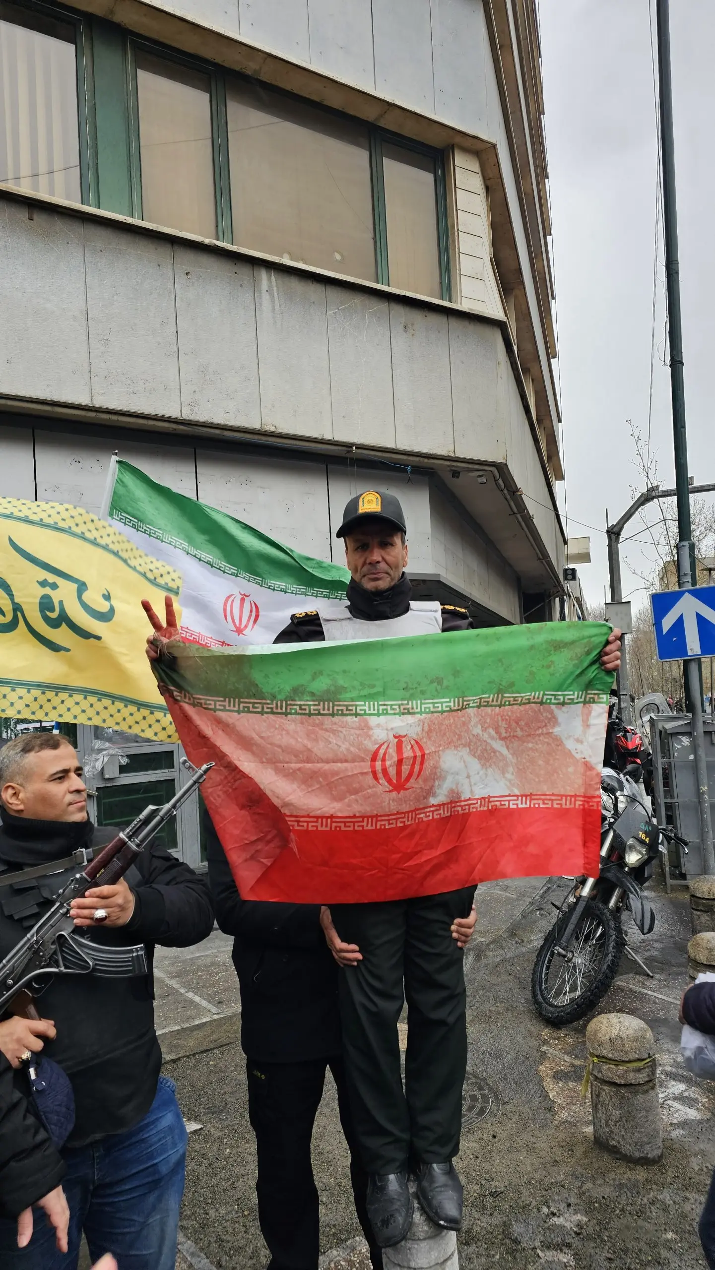 اصابت ترکش بمب اسراییلی به یک فرد در راهپیمایی روز قدس