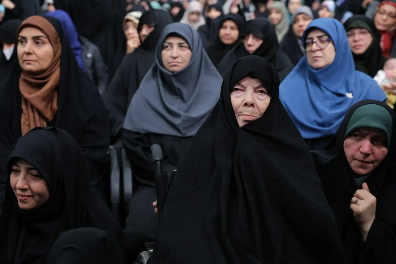 حضور مادر شهیدان حسن و محمد باقری در دیدار امروز زنان و دختران با رهبر انقلاب  