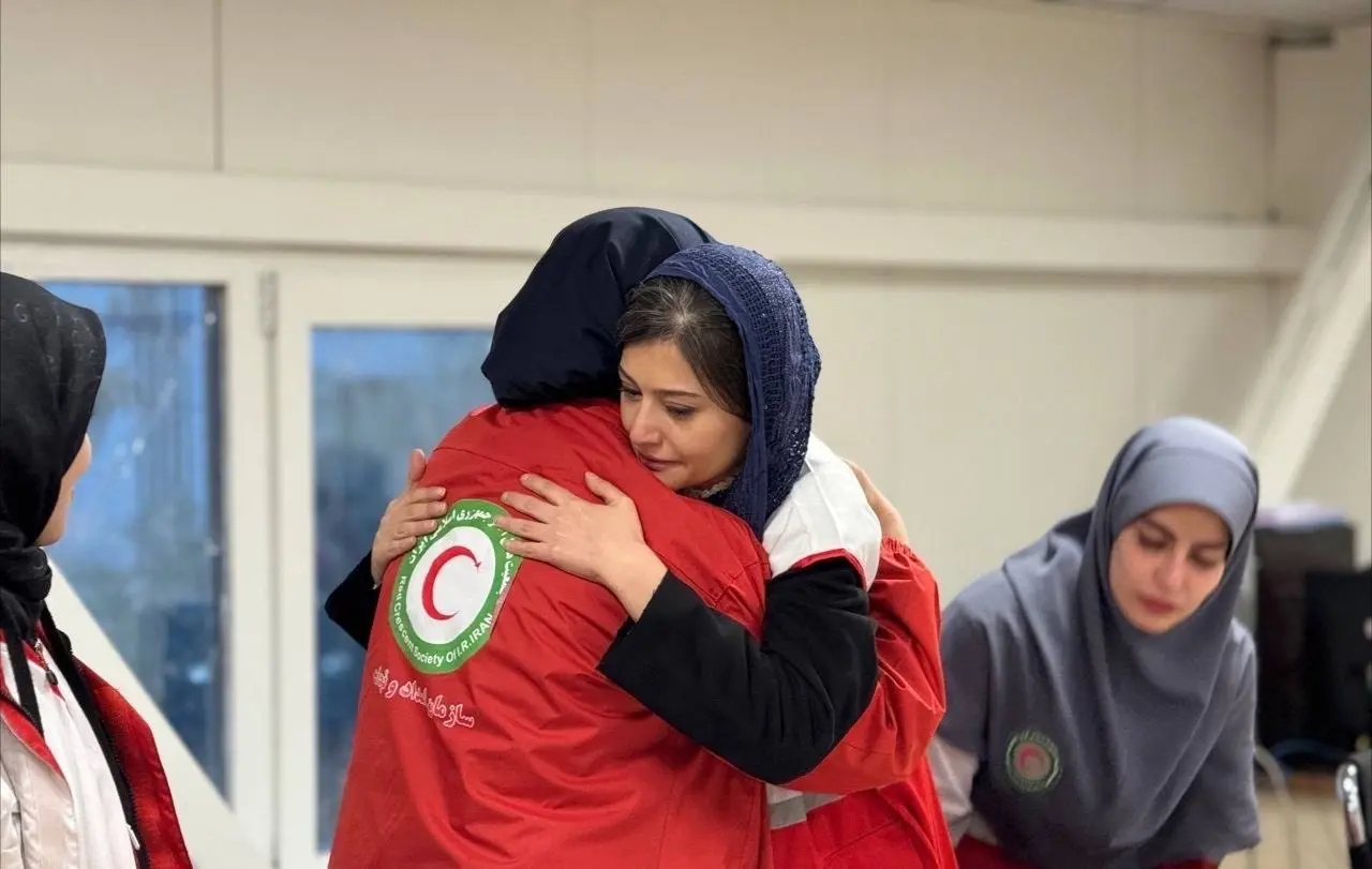 پردیس احمدیه بازیگر در جمع نیروهای هلال احمر در لحظه تحویل سال ۱۴۰۵